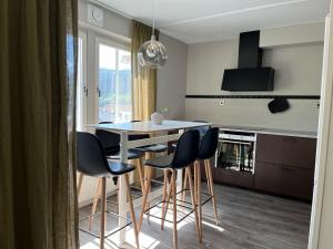 eine Küche mit einem Tisch und Stühlen sowie einem Kamin in der Unterkunft Åre Travel- Freestyle in Åre