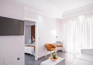 TV a/nebo společenská místnost v ubytování Hotel Los Delfines