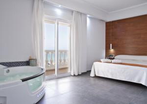 Postel nebo postele na pokoji v ubytování Hotel Los Delfines