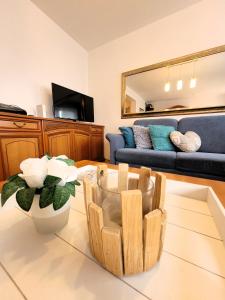 ein Wohnzimmer mit einem Sofa und einem Tisch in der Unterkunft Winterberg Appartement 21028 in Winterberg