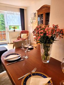 einen Esstisch mit einer Blumenvase darauf in der Unterkunft Winterberg Appartement 21028 in Winterberg