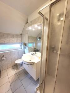 Un baño con lavabo, inodoro y ducha. en Winterberg Appartement 21028, en Winterberg