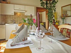 een tafel met wijnglazen en een laptop erop bij Apartment Alpenrose Apartment 1 by Interhome in Dietrichstein