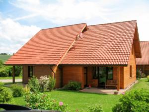 une maison avec un toit en carrelage orange dans l'établissement Holiday Home Auerhahn-2 by Interhome, à Hasselfelde