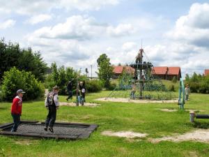un groupe d'enfants jouant dans un parc dans l'établissement Holiday Home Auerhahn-2 by Interhome, à Hasselfelde