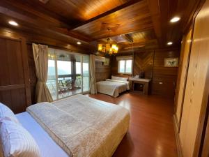 仁愛鄉的住宿－清境以馬內利休閒景觀渡假村，一间卧室设有两张床和窗户。
