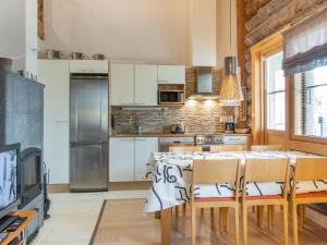Kuchyň nebo kuchyňský kout v ubytování Holiday Home Kuukkahainen by Interhome