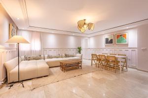 ZARI BOUTIQUE ApartHotel في مراكش: غرفة معيشة مع أريكة وطاولة
