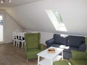 ein Wohnzimmer mit einem Sofa, Stühlen und einem Tisch in der Unterkunft Apartment Müritz Ferienpark Röbel-21 by Interhome in Röbel