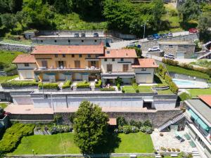 una vista aérea de una casa con patio en Apartment Lakeview Le Vele by Interhome, en San Siro