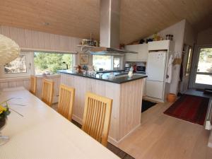 Kuchyň nebo kuchyňský kout v ubytování Holiday Home Thanee - 1-7km from the sea in NW Jutland by Interhome