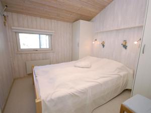 Postel nebo postele na pokoji v ubytování Holiday Home Thanee - 1-7km from the sea in NW Jutland by Interhome