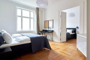 sypialnia z łóżkiem i biurkiem w obiekcie Spacious 3 Bedroom Manor Flat Next to Tivoli w Kopenhadze