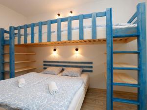 um quarto com um beliche com beliches azuis em Apartment Rašeliniště by Interhome em Desná