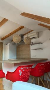 een keuken met een rode stoel en een aanrecht bij Le Liv On in Rijeka