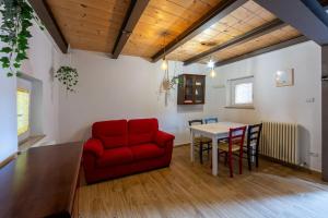 sala de estar con sofá rojo y mesa en Relais Castel d'Emilio - Casa BLU, en Agugliano