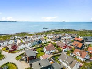una vista aérea de un barrio residencial junto al océano en Exclusive apartment by the ocean, en Tananger