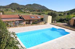 - une piscine en face d'une maison dans l'établissement Casa Vacanza Cardedu, à Cardedu