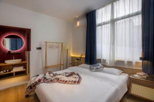 Un pat sau paturi într-o cameră la Artham hills travel B&B