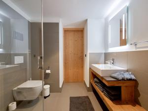 Vannituba majutusasutuses Apartment Catrina 2-Zimmer Standard Apartment by Interhome