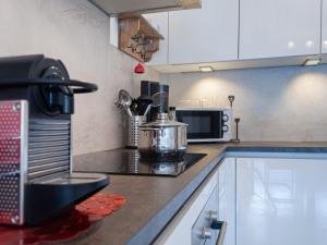 Kuchyň nebo kuchyňský kout v ubytování Apartment Lake Placid B5 by Interhome