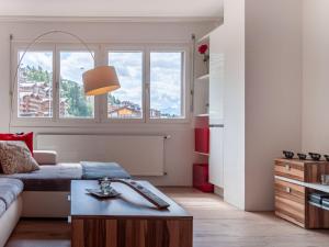 un soggiorno con un divano e un tavolo di Apartment Lake Placid B5 by Interhome a Nendaz
