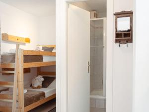 Letto o letti a castello in una camera di Apartment Lake Placid B5 by Interhome