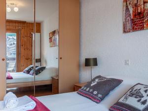 Letto o letti in una camera di Apartment Lake Placid B5 by Interhome