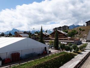 Vista generica sulle montagne o vista sulle montagne dall'interno dell'appartamento