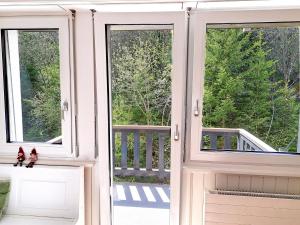 een open deur met twee vogels op een vensterbank bij Studio Les Dauphinelles by Interhome in Les Collons