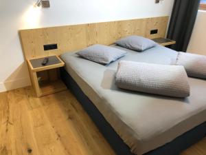 Säng eller sängar i ett rum på Apartment Catrina Experience-2 by Interhome