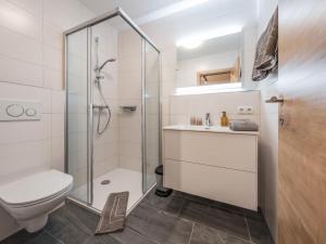 y baño con ducha, aseo y lavamanos. en Apartment Montec-3 by Interhome, en Hippach