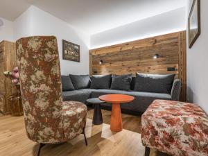 sala de estar con sofá y mesa en Apartment Montec-3 by Interhome, en Hippach