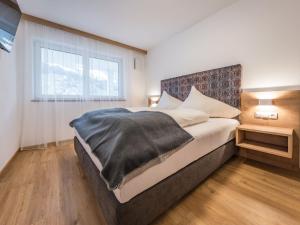 1 dormitorio con 1 cama grande y ventana grande en Apartment Montec-3 by Interhome, en Hippach