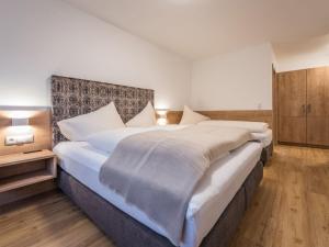 En eller flere senger på et rom på Apartment Montec Apart 2 by Interhome