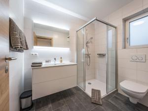 Et bad på Apartment Montec Apart 2 by Interhome