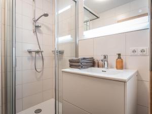 Et bad på Apartment Montec Apart 2 by Interhome