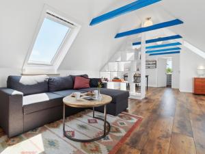 - un salon avec un canapé et une table dans l'établissement Apartment Riitta - 250m from the sea in Bornholm by Interhome, à Neksø