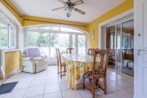 una sala da pranzo con tavolo e sedie di Villa Ventiseri - Maison vue montagne a Ventiseri