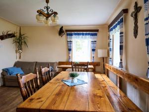 - un salon avec une table en bois et un canapé dans l'établissement Holiday Home Penzion minigolf Příchovice by Interhome, à Kořenov