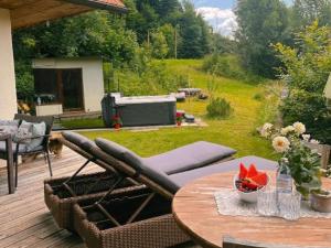 Um jardim no exterior de Chalet Steirisch Ursprung by Interhome