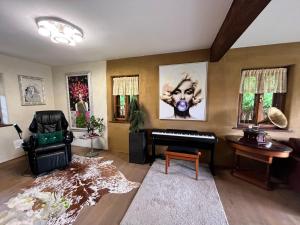 Uma área de estar em Chalet Steirisch Ursprung by Interhome