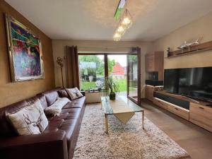 Uma televisão e/ou sistema de entretenimento em Chalet Steirisch Ursprung by Interhome