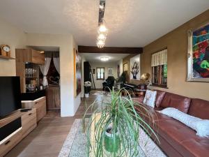Uma área de estar em Chalet Steirisch Ursprung by Interhome