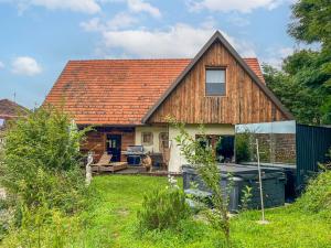 Um jardim no exterior de Chalet Steirisch Ursprung by Interhome