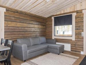 - un salon avec un canapé et une fenêtre dans l'établissement Holiday Home Isoporo d by Interhome, à Saariselka