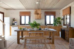cocina con mesa de madera y suelo de madera en Finca San Benito, piscina privada, a estrenar!, en Mejorada
