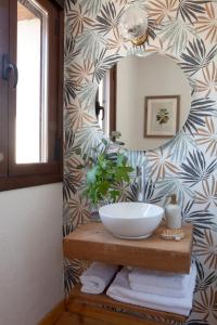 ein Bad mit einem Waschbecken und einem Spiegel in der Unterkunft Finca San Benito, piscina privada, a estrenar! in Mejorada