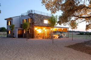 ein Haus mit einem Spielplatz davor in der Unterkunft Finca San Benito, piscina privada, a estrenar! in Mejorada