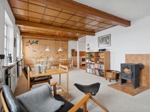 Posezení v ubytování Holiday Home Scarlet - 5m from the sea by Interhome